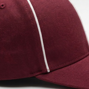 Gorra de Béisbol Rojo Granate con Detalle de Rayas Blancas, Ajustable, Estilo Único, Accesorio de Moda Urbana de Calidad - Product Image 5