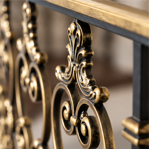 Rampe d'escalier en métal noir d'inspiration patrimoniale avec balustres dorés pour escaliers imposants et grands intérieurs - Product Image 2