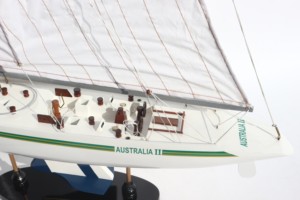 Modèle de Yacht en Bois Peint à la Main AUSTRALIA II, Décoration de Bateau à Voile, Objet de Collection - Product Image 5