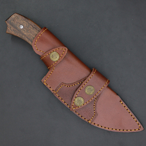 Cuchillo de acero de Damasco hecho a mano con grabado personalizado, hoja dentada y mango de hueso de camello y madera dura. - Product Image 2