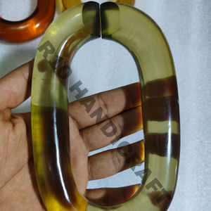 Sculpture artisanale en résine à maillons de chaîne, anneau décoratif ambre olive, ornement de table, art de bureau, accent d'intérieur - Product Image 1