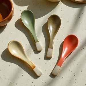 Cuillères à soupe ramen en porcelaine bleue dégradée, couleur personnalisée, style classique japonais, cuillère asiatique pour nouilles, design classique par UO - Product Image 2