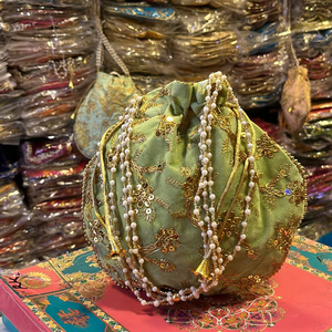 Sac Potli artisanal style Jaipur avec broderie dorée Arti Tari, poignée en perles et cordon de serrage – Économique, idéal pour cadeau de mariage ou pochette festive - Product Image 3