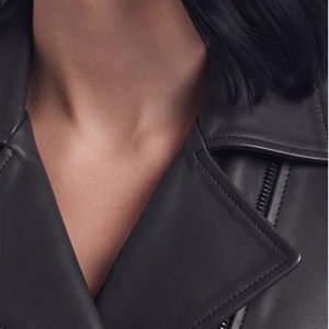 Chaqueta de Motociclista de Cuero Genuino para Mujer, Diseño Ajustado Profesional, con Botones y Cinturón en la Cintura - Product Image 4