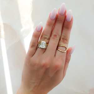 Bague de fiançailles en or massif 14 carats avec émeraude taille émeraude de 4 carats, diamant de laboratoire serti à griffes, texture moderne et minimaliste, pour demande en mariage - Product Image 6