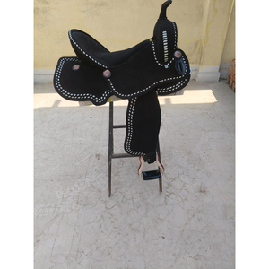 Silla de montar western negra hecha a mano de 16 pulgadas con costuras blancas y conchos florales - Product Image 2