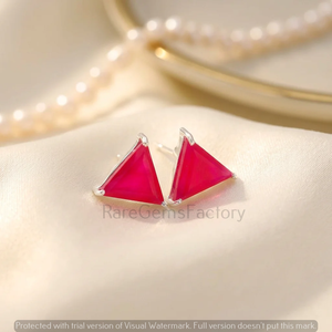 Boucles d'oreilles clous géométriques minimalistes en argent sterling 925 avec cristal rouge taillé en triangle pour femme - Product Image 6