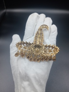 Broche unisexe en forme de lune plaquée argent et or avec pierre verte taille poire, bijou de fête, accessoire de mode pour vêtements - Product Image 3