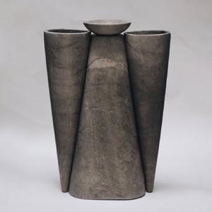 Vase en métal de luxe pour la décoration de la maison |   Vase décoratif en laiton artisanal pour l'aménagement intérieur des hôtels, qualité d'exportation - Product Image 1