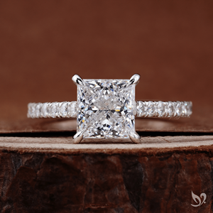 Anillo de compromiso llamativo de oro blanco de 10K con diamante de laboratorio talla princesa de 2 quilates, banda pavé tipo catedral, certificado IGI - Product Image 1