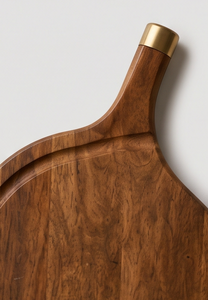 Planche à découper ronde en bois de manguier finition noyer avec rainure pour les jus et poignée en laiton - Product Image 5