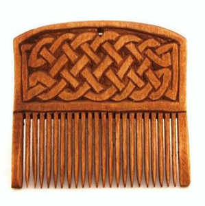 Peine de madera curvado adornado con ilustraciones grabadas de rosas y hojas a lo largo del peine, disponible a precios de mayorista. - Product Image 3