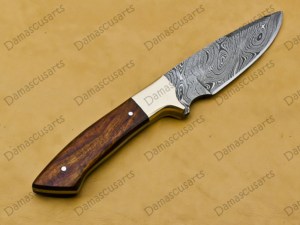 มีดทำมือเหล็กดามัสกัสตีขึ้นรูป สำหรับล่าสัตว์ ใบมีดแบบ Fixed Blade ด้ามไม้ สำหรับกิจกรรมเอาตัวรอดกลางแจ้ง  แบบ Full Tang  ขอบใบมีดหยัก  รับผลิตแบบ OEM - Product Image 2