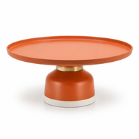 Support à gâteau à trois niveaux en métal, conçu pour une présentation élégante des gâteaux, la présentation des desserts et le service de nourriture avec style, doté d'une structure robuste.