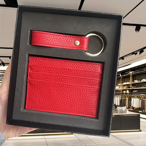 ชุดกล่องของขวัญกระเป๋าสตางค์แบบสั้นพร้อมที่ใส่บัตรหนัง PU Saffiano พิมพ์โลโก้ได้ พร้อมพวงกุญแจ สำหรับสุภาพสตรี แบบเปิดปิดง่าย - Product Image 6