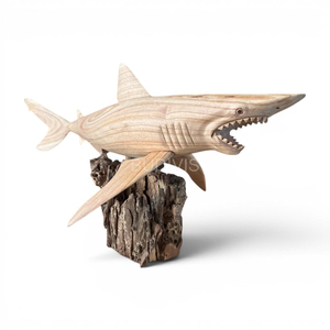 Figura de Tiburón Blanco Tallada a Mano en Madera Budivis, Base de Madera Natural, Estilo Art Deco, Escultura Náutica Ecológica - Product Image 1