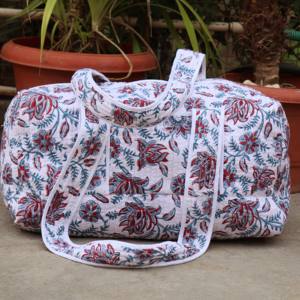 กระเป๋าเดินทางสุดสัปดาห์ผ้าฝ้ายเย็บมือลายดอกไม้: กระเป๋าเดินทางแบบดัฟเฟิลพิมพ์ลายบล็อกดอกไม้ กระเป๋าเดินทางสุดสัปดาห์ทำมือ กระเป๋าค้างคืนสำหรับเพื่อนเจ้าบ่าว - Product Image 1