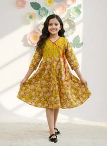 Robe Anarkali à imprimé floral pour femmes et filles, tenue ethnique en coton, couleur verte, longueur genou, collection assortie pour l'été - Product Image 6