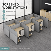 Poste de travail de bureau commercial moderne en forme de L pour six personnes avec écrans, dessus en grain de bois, cloisons hautes grises, pieds inclinés et rangement
