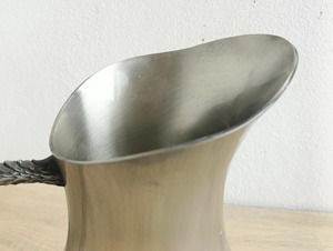 Carafe au design minimaliste gravée avec une poignée élégante, idéale pour une utilisation en chambre, dans les hôtels et les restaurants, service de table, vente en gros depuis l'Inde - Product Image 3