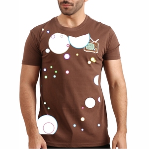 เสื้อยืดคอกลมแขนสั้นสีน้ำตาลสำหรับผู้ชาย ลายจุด พิมพ์ลายดิจิทัล สวมใส่สบาย ทรงปกติ ผ้าฝ้ายเจอร์ซีย์ถัก 100% - Product Image 1