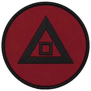 Emblema Masónico Bordado Color Granate con Símbolo de Triángulo y Cuadrado Negros, Insignia Termoadhesiva para Uniformes de Logia - Product Image 1