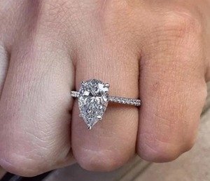 Anillo de Aniversario con Diamante Blanco en Forma de Pera, Plata de Ley con Engaste Solitario y un Sutil Halo Oculto para Mujeres y Seres Queridos - Product Image 1