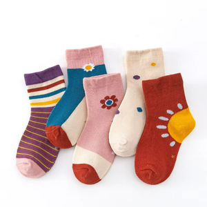 Nuevos calcetines de algodón suave para bebés, niños y niñas, calcetines deportivos de moda con dibujos animados de animales, rayas y puntos, regalo de otoño e invierno - Product Image 2