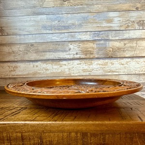 Plateau en bois gravé de style vintage, idéal pour offrir en cadeau, pour l'accueil des invités, la présentation et comme vaisselle décorative élégante - Product Image 5