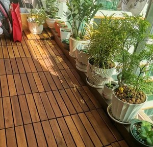 Azulejos de cubierta de enclavamiento de madera de fácil instalación de 11,8 "x 11,8" Azulejos de enclavamiento de madera de acacia rústicos para suelo exterior e interior 4 listones - Product Image 2