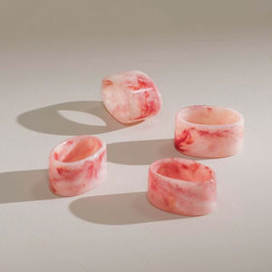 Elegante Anillo para Servilletas de Resina Decorativa con Borde Metálico para una Presentación de Alta Cocina - Product Image 1