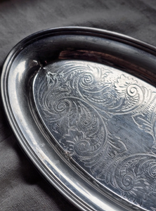 Plateau de service ovale en argent plaqué, style moderne fait main, décoratif et orné de motifs en relief, pour la maison, la salle à manger et l'hôtellerie - Product Image 3