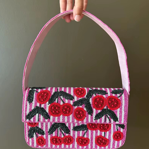 Pochette à perles rose cerise : Sac de soirée artisanal et élégant - Product Image 1
