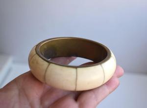 Bracelet en os naturel fait main de qualité supérieure, écologique, rond, style moderne rustique bohème, accessoire de mode pour femme, cadeau unique - Product Image 2