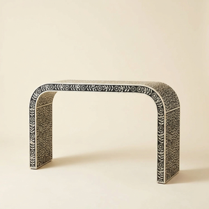 Table console intarriée en os, intemporelle, pour espaces classiques et contemporains, artisanat de luxe par Vikis Arts - Product Image 1