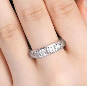 Bague en moissanite blanche de forme ronde, bijoux facettés et autres bagues en diamant - Product Image 2