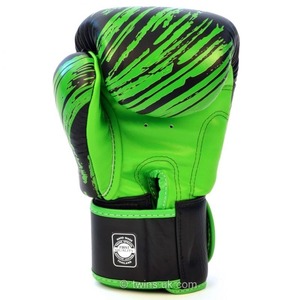 ถุงมือชกมวยรุ่นล่าสุด ขายส่ง OEM ออกแบบเองได้ สีเขียวและดำ ถุงมือคู่สำหรับมวยไทยและคิกบ็อกซิ่งแบบมืออาชีพ พร้อมสายรัดแบบ Hook & Loop สำหรับยิม - Product Image 2