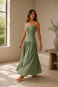 Robe midi en lin vert sauge pour femme avec broderie florale et fines bretelles - Product Image 2
