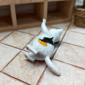 Accesorio de Casa de Muñecas de PVC en Miniatura, Gatito Curioso para Uso Decorativo, Observa a la Predeña en Plataforma Alta, Unisex, para Mayores de 14 Años - Product Image 5