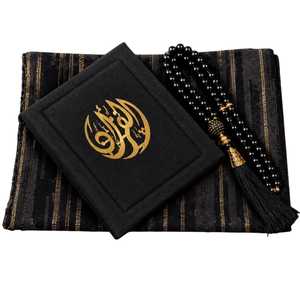 Coran sacré avec calligraphie dorée et couverture noire, avec tasbih dans un coffret cadeau, design avec inscriptions arabes, présentation élégante pour les cadeaux du Ramadan et de l'Aïd - Product Image 3