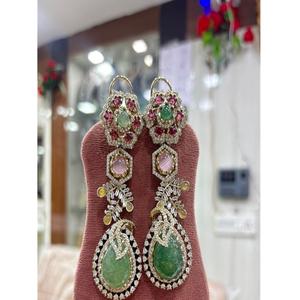 Elegantes y Modernos Pendientes de Latón con Baño de Oro y Circonitas, Estilo Tradicional, para Mujer, Colección Festiva para Bodas - Product Image 1