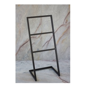 Organizador de toallas metálico que ahorra espacio con estructura de barra vertical y construcción de acero con revestimiento antirust. - Product Image 4