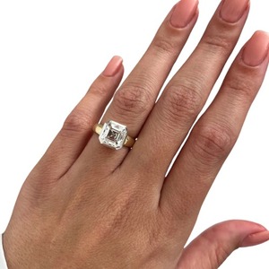 Bague de fiançailles moderne avec diamant de laboratoire taille Asscher de 3 carats et sertissage à griffes - Product Image 1