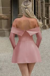 Robe mini pour femme à épaules dénudées et manches longues, rose blush, structurée, coupe trapèze, longueur au-dessus du genou - Product Image 4