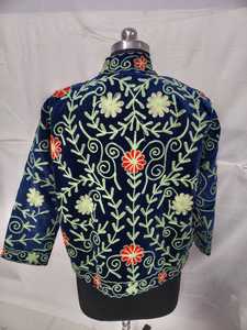 Chaqueta Acolchada CHOHAN TEXTILE Azul Marino de Terciopelo con Cuello Mao, Ecológica, 100% Algodón, Bordado Floral, Manga Tres Cuartos - Product Image 2