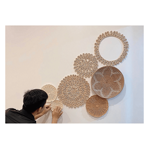 Décoration murale bohème en jonc de mer, fabriquée avec des fibres de jonc de mer tressées pour un accent décoratif mural et un style intérieur, fabriquée au Vietnam. - Product Image 3