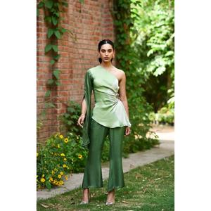 Conjunto coordinado Indo-Occidental verde para mujer, top asimétrico de un solo hombro con pantalones palazzo, atuendo festivo para fiestas. - Product Image 1