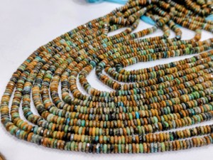 Perles facettées en turquoise naturelle d'Arizona, taille graduée de 3,5 mm à 7 mm, forme ronde, vendues par brin de 8 pouces - Product Image 1