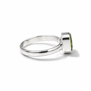 Bague en argent 925 artisanale avec pierre de péridot naturelle taille ronde, style minimaliste ondulé, pour mariage - Product Image 4