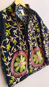 Cardigan de festival oversize, veste Suzani brodée à la main à motifs floraux, vêtement d'extérieur bohème d'inspiration vintage, manteau d'hiver artisanal et distinctif - Product Image 5